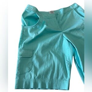 Izod Women’s Aqua Blue Cargo Shorts with Flat Front Design Size 12.